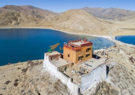Hanya satu jalan keluar masuk Sami Ini Tinggal Seorang Diri Di Kuil Paling Lonely Di Tibet
