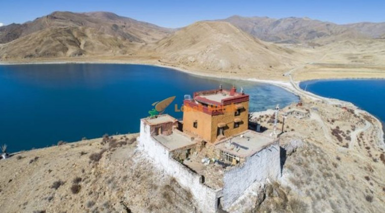 Hanya satu jalan keluar masuk Sami Ini Tinggal Seorang Diri Di Kuil Paling Lonely Di Tibet